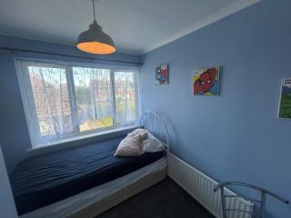 2 Bedroom Modern house - Rainham - 4