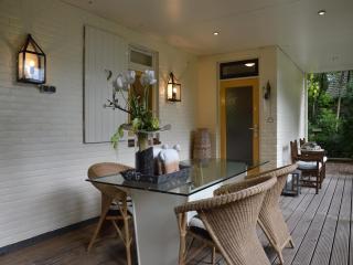 A detached bungalow with outdoor fireplace, covered terrace and pond in a forest plot - Wateren - 6