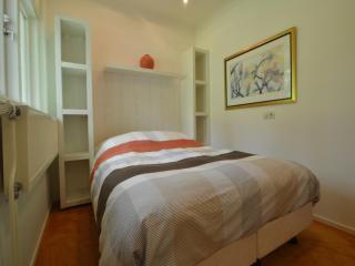 A detached bungalow with outdoor fireplace, covered terrace and pond in a forest plot - Wateren - 7
