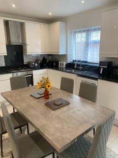 Vibrant 3BR Tottenham Home, private garden WiFi parking free on request - Londra - 7