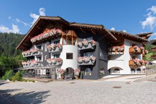 Hotel Madonnina Resort And Wellness - Soraga - 0