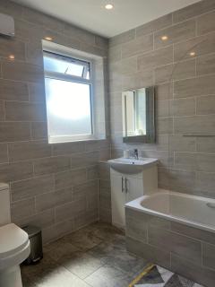 Modern 3 bedroom House with garden & private parking - Hounslow - 2