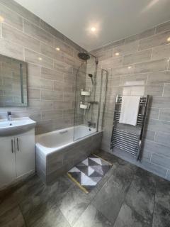 Modern 3 bedroom House with garden & private parking - 1