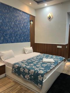 Deluxe apartment -paramount - Greater Noida - 8
