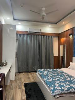 Deluxe apartment -paramount - Greater Noida - 4
