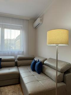 Modern Central Apt Free Parking Great Location - 0