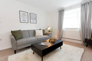 Family Getaway - 3BR Home & Driveway Parking - Nottingham - 0