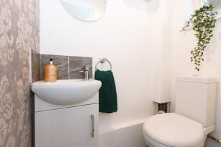 Family Getaway - 3BR Home & Driveway Parking - Nottingham - 4