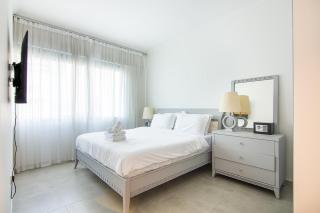 Modern 1BR with Balcony and Marina Views in Al Majara 2 - 0