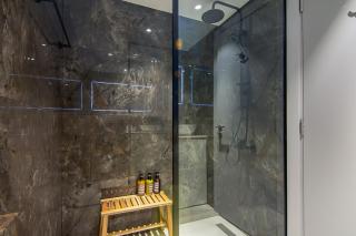 Modern 1BR with Balcony and Marina Views in Al Majara 2 - 6