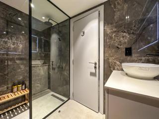 Modern 1BR with Balcony and Marina Views in Al Majara 2 - 5