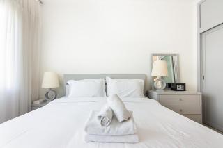 Modern 1BR with Balcony and Marina Views in Al Majara 2 - 8