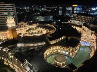 Emma Mattress & Pillows, Balcony, Amazon Alexa, Sauna, Gym & Pool Access, FAST Wi-Fi, Nespresso Coffee Machine with FREE coffee Pods, Elegant Balcony Over Venice Grand Canal, Walking Distance Britsh Embassy, 5 min drive to BGC, 10 min drive to Manila Air - 1