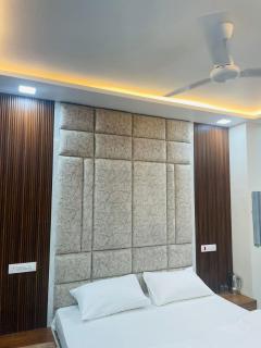 Hotel Shri Goverdhan - Bahraich - 0
