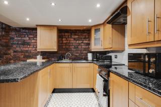 Liverpool Warehouse Flat - Sleeps 5, WiFi, Free On-Site Parking - 8