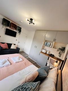 Newly renovated En-Ensuite Private Room with own Kitchenette in Birmingham - Halesowen R4 - 2