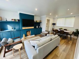 THE SCHOOL HOUSE, DUNDEE- 3 bed bungalow TV's in all rooms, 2 double rooms and one queen size where the bed can be split into 2 twin beds, 2 bathrooms, fully equipped kitchen, FREE off street parking, WiFi, long stay rates available with HONEYCOMB HOSTS - Broughty Ferry - 3