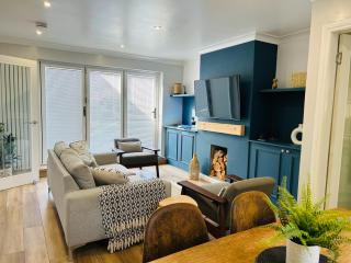 THE SCHOOL HOUSE, DUNDEE- 3 bed bungalow TV's in all rooms, 2 double rooms and one queen size where the bed can be split into 2 twin beds, 2 bathrooms, fully equipped kitchen, FREE off street parking, WiFi, long stay rates available with HONEYCOMB HOSTS - Broughty Ferry - 4