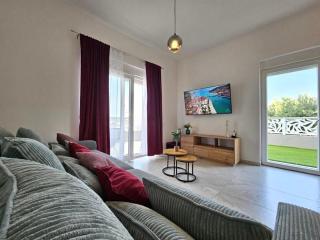 Luxury Poolside Oasis Split - 9