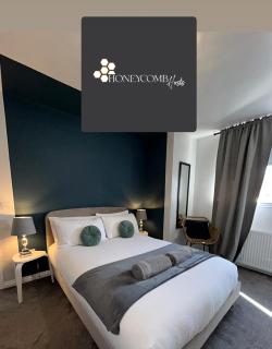 THE SCHOOL HOUSE, DUNDEE- 3 bed bungalow TV's in all rooms, 2 double rooms and one queen size where the bed can be split into 2 twin beds, 2 bathrooms, fully equipped kitchen, FREE off street parking, WiFi, long stay rates available with HONEYCOMB HOSTS - Broughty Ferry - 1
