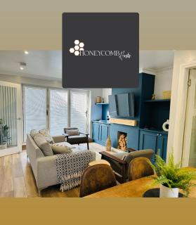 THE SCHOOL HOUSE, DUNDEE- 3 bed bungalow TV's in all rooms, 2 double rooms and one queen size where the bed can be split into 2 twin beds, 2 bathrooms, fully equipped kitchen, FREE off street parking, WiFi, long stay rates available with HONEYCOMB HOSTS - Broughty Ferry - 0
