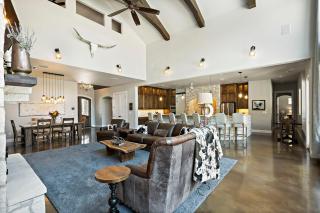 Big Red Chicken Estate - Wimberley - 7