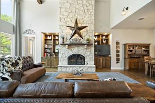 Big Red Chicken Estate - Wimberley - 2