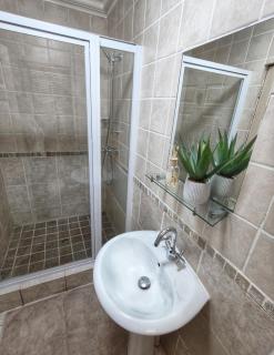 Grace209 Bains Lodge - Bloemfontein - 6