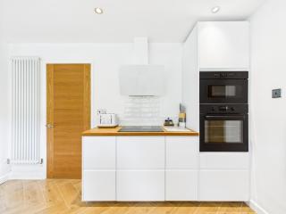 Luxury Beach Stay with Hot Tub - Burry Port - 9