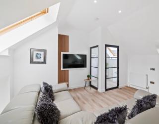 CORN FLOUR LODGE at PITKERRO MILL, 3 double bedrooms with TVs, 1 en-suite, 2 further bathrooms, fully equipped kitchen, large family dining area, FREE parking and WiFi, HOT TUB, private garden, short mid and longterm stays available with HONEYCOMB HOSTS - Dundee - 7
