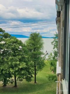 Vízparti gyermekbarát teljesen felújított Apartman, őrzött, saját strand, parkoló, étterem - Balatonfenyves - 0