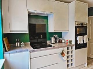 Group Stay with 3 Parking Spaces - Banbury - 4