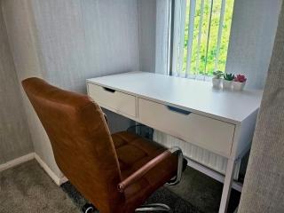 Group Stay with 3 Parking Spaces - Banbury - 5