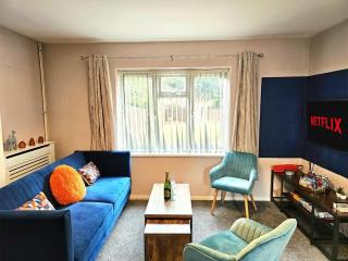 Group Stay with 3 Parking Spaces - Banbury - 2