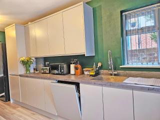 Group Stay with 3 Parking Spaces - Banbury - 3