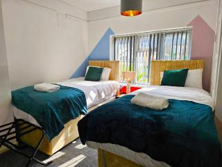 Group Stay with 3 Parking Spaces - Banbury - 7