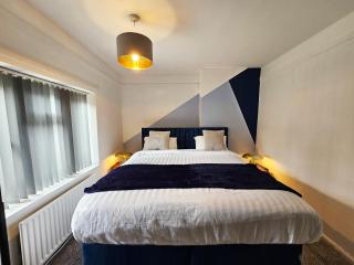 Group Stay with 3 Parking Spaces - Banbury - 8