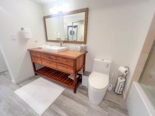 Sleek Oceanside Oasis 1-Bedroom CS condo - Honolulu - 5