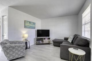 Coquina Cabana with fenced yard and adorable decor - 8