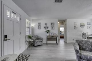 Coquina Cabana with fenced yard and adorable decor - 6