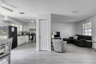Coquina Cabana with fenced yard and adorable decor - 5