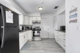 Coquina Cabana with fenced yard and adorable decor - 1