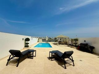 Lux 4 with Assistance room with Pool and Sea View - Fujairah - 0