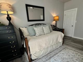 Carriage House Retreat - Guthrie - 9