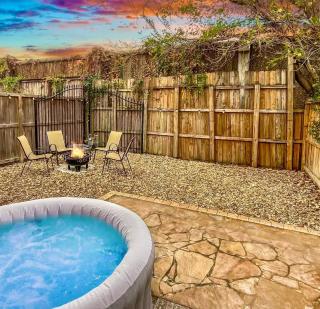 Luxury 3BR Heights House l Yard l Fast Wifi l Hot Tub - Houston - 8