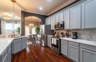 Luxury 3BR Heights House l Yard l Fast Wifi l Hot Tub - Houston - 7