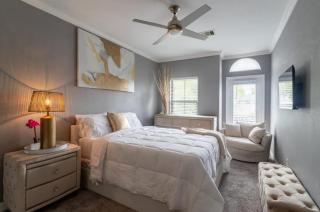 Luxury 3BR Heights House l Yard l Fast Wifi l Hot Tub - Houston - 3
