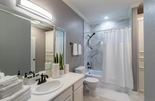 Luxury 3BR Heights House l Yard l Fast Wifi l Hot Tub - Houston - 2