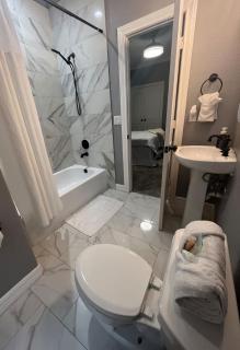 Luxury 3BR Heights House l Yard l Fast Wifi l Hot Tub - Houston - 1