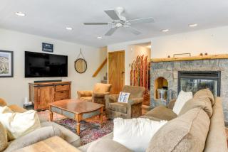 3 min to Mt Snow with FREE Shuttle! Family-Size fun, Wood fireplace, 2 living rooms, Arcades - Dover - 0
